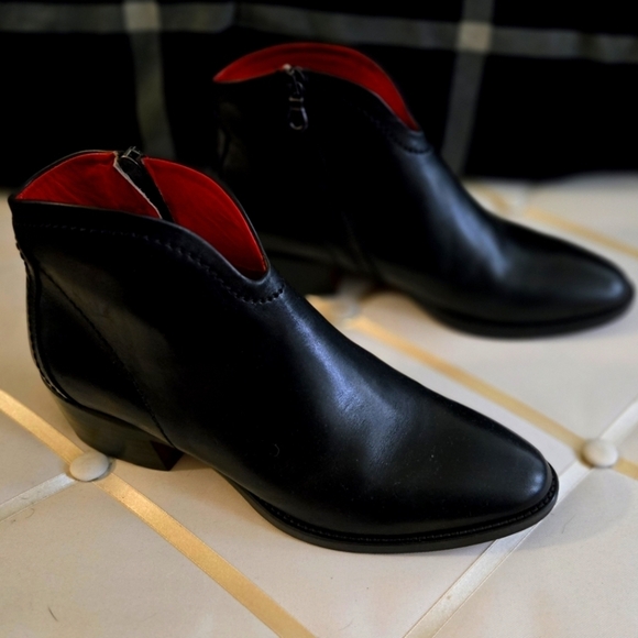 Leonard Shoes - Leonardo Black Leather Ankle Boots with Vibrant Red Interior Leather Sole
